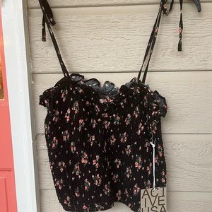 New with tags! Womens/Jrs crop top. Adjustable
shoulder ties. Perfect for summer